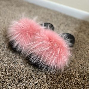 I’m selling these cute pink fluffy slides